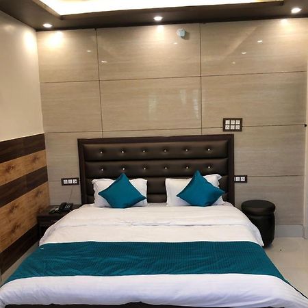 Hotel Famous Haridwār Esterno foto