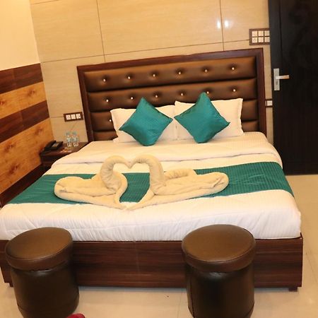 Hotel Famous Haridwār Esterno foto