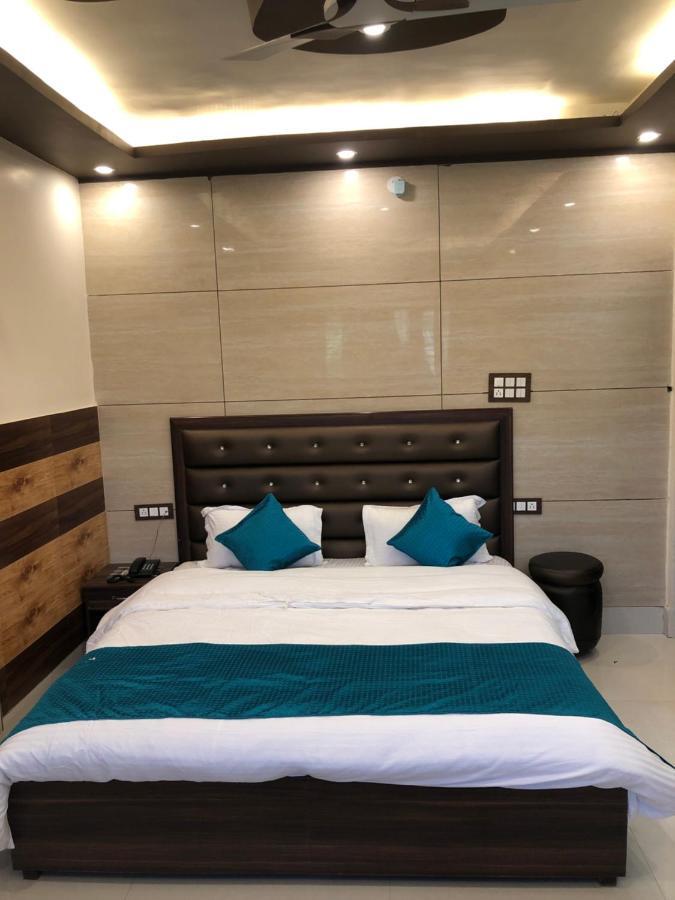 Hotel Famous Haridwār Esterno foto