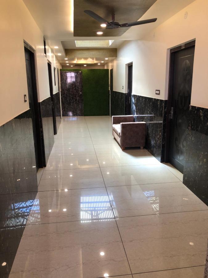 Hotel Famous Haridwār Esterno foto