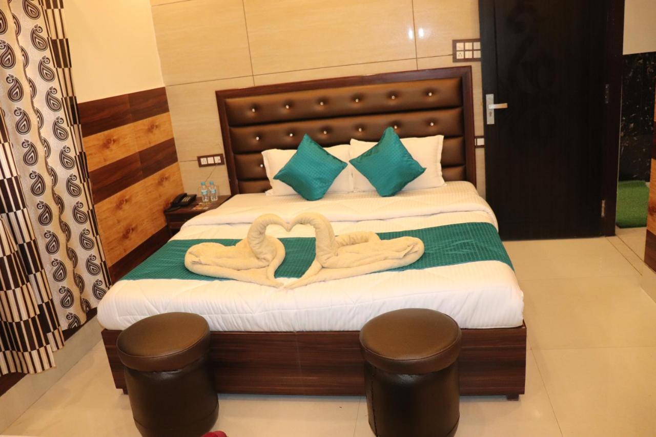 Hotel Famous Haridwār Esterno foto