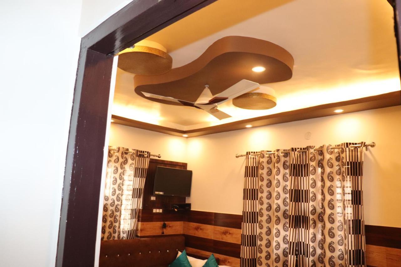 Hotel Famous Haridwār Esterno foto