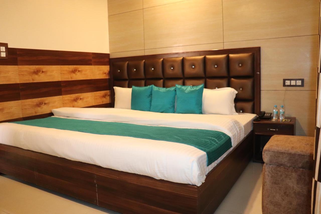 Hotel Famous Haridwār Esterno foto