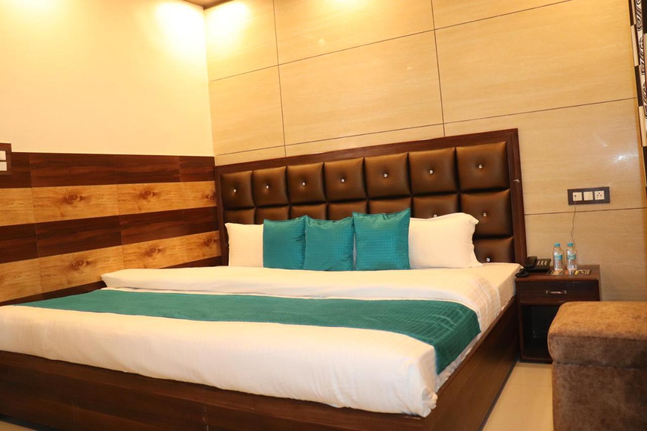Hotel Famous Haridwār Esterno foto