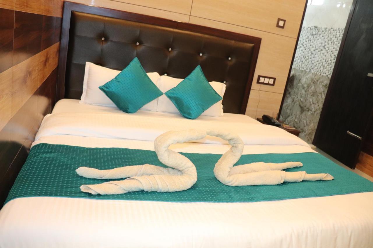 Hotel Famous Haridwār Esterno foto