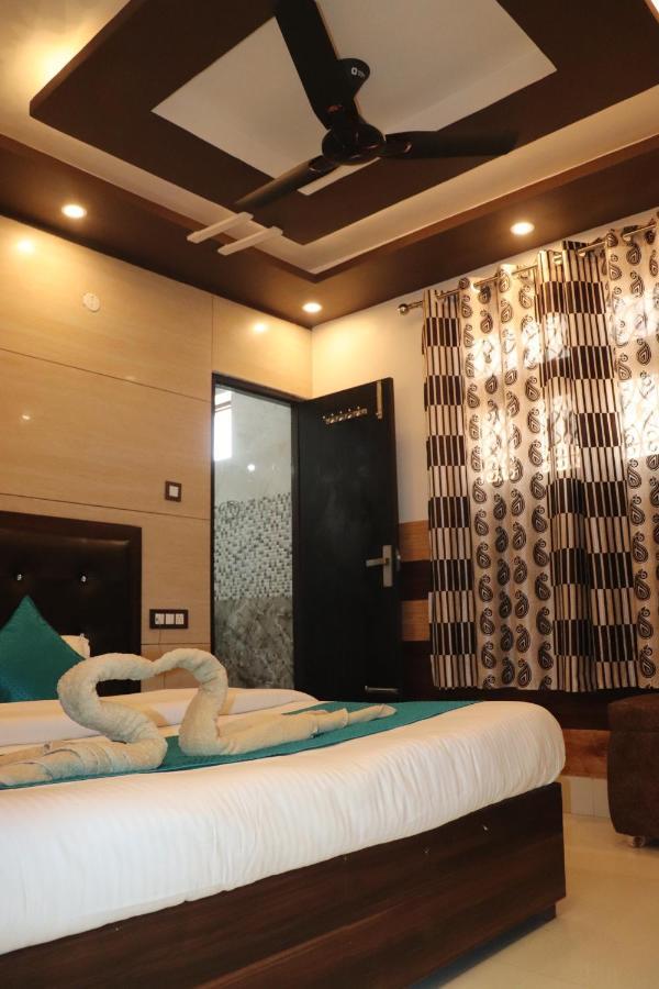Hotel Famous Haridwār Esterno foto