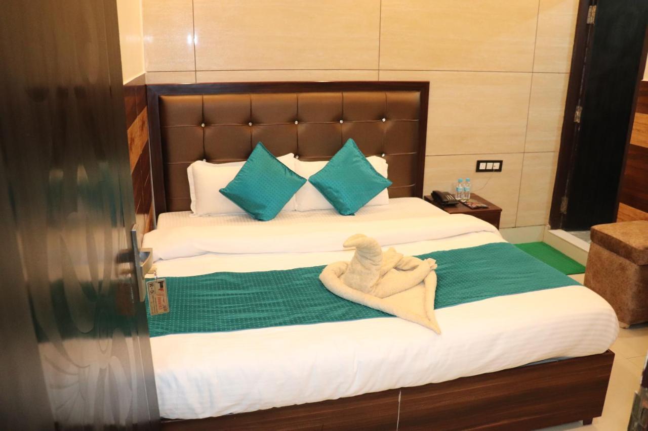 Hotel Famous Haridwār Esterno foto