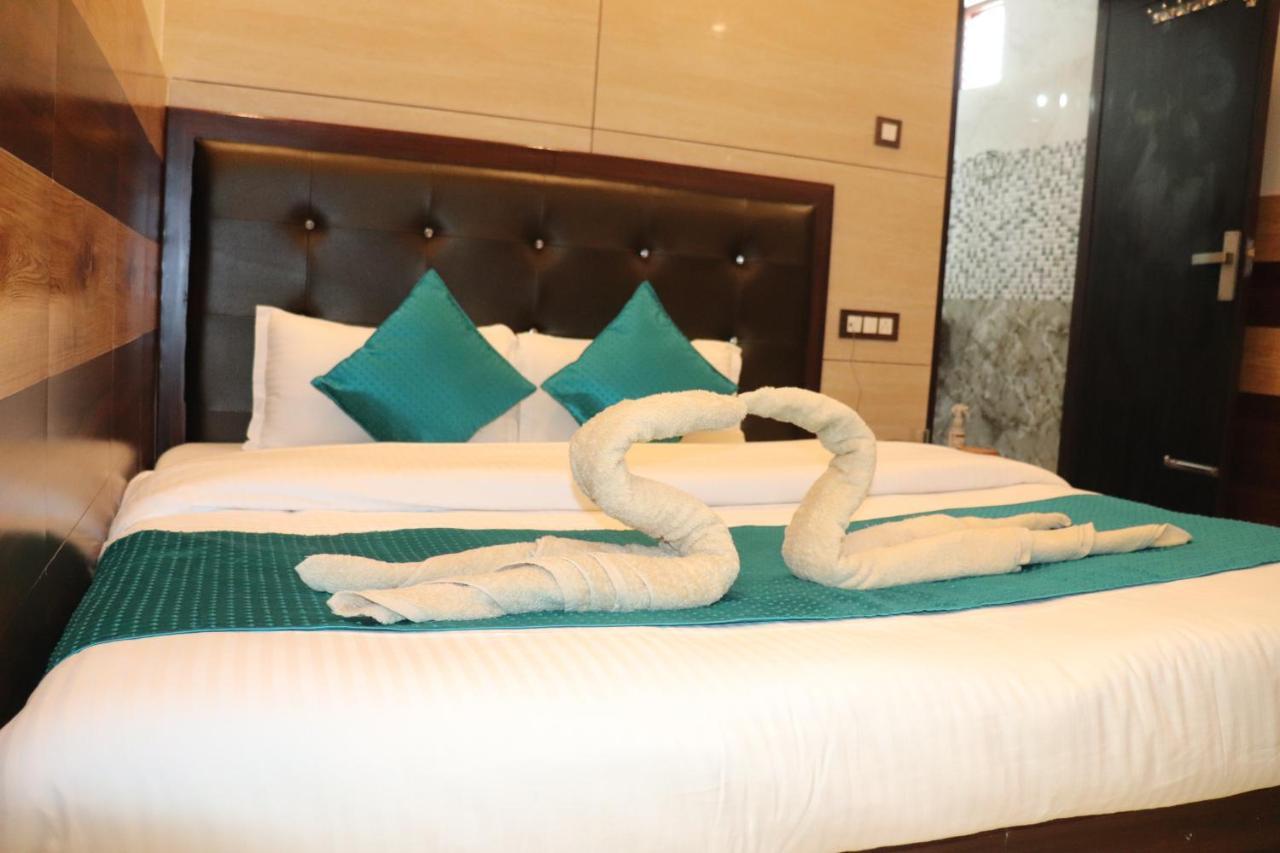 Hotel Famous Haridwār Esterno foto