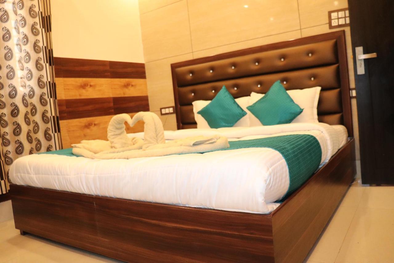 Hotel Famous Haridwār Esterno foto