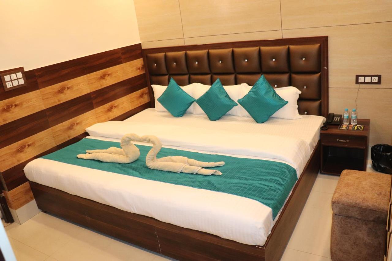 Hotel Famous Haridwār Esterno foto