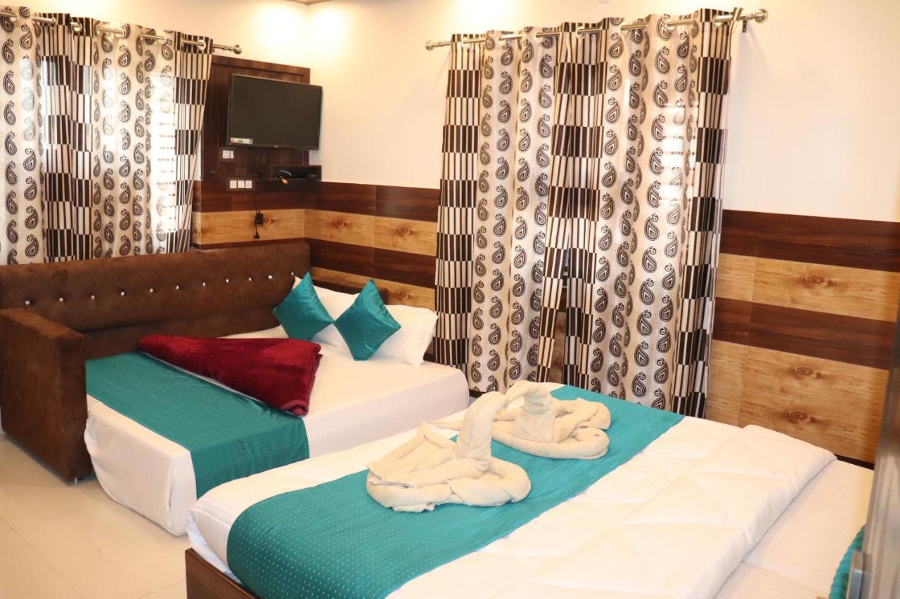 Hotel Famous Haridwār Esterno foto