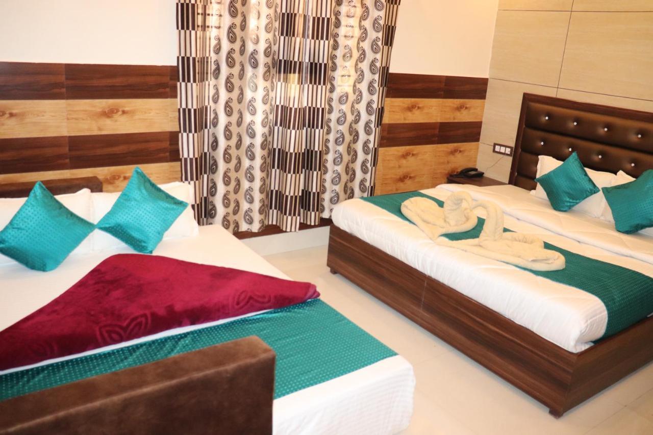 Hotel Famous Haridwār Esterno foto