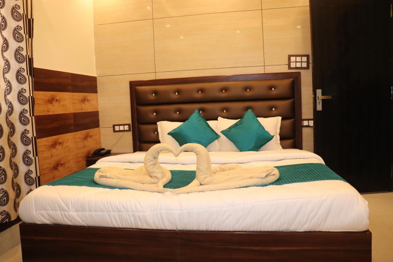 Hotel Famous Haridwār Esterno foto