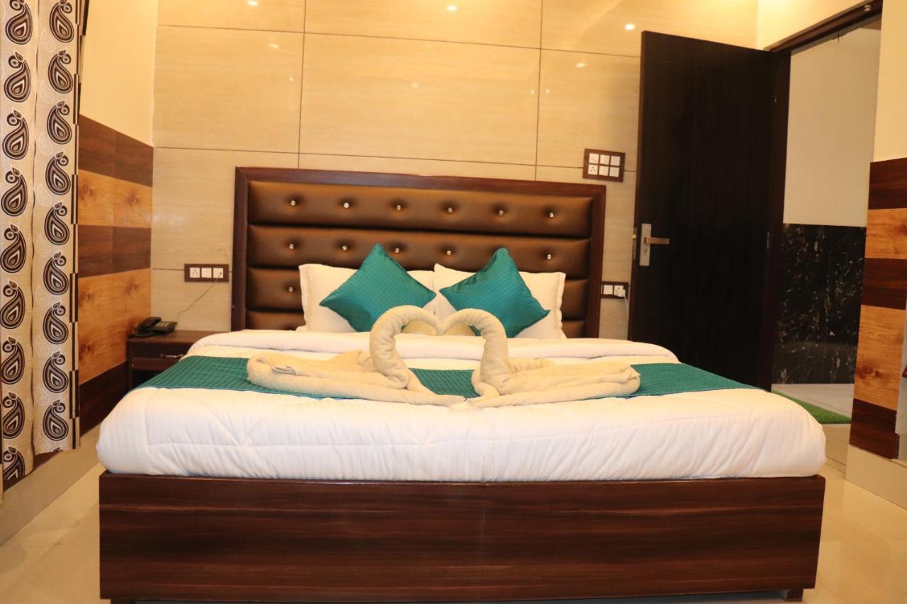Hotel Famous Haridwār Esterno foto